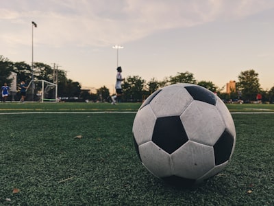 امرأة فرنسية تعتدي على لاعب كرة قدم وتخطف طفلاً في لوريان